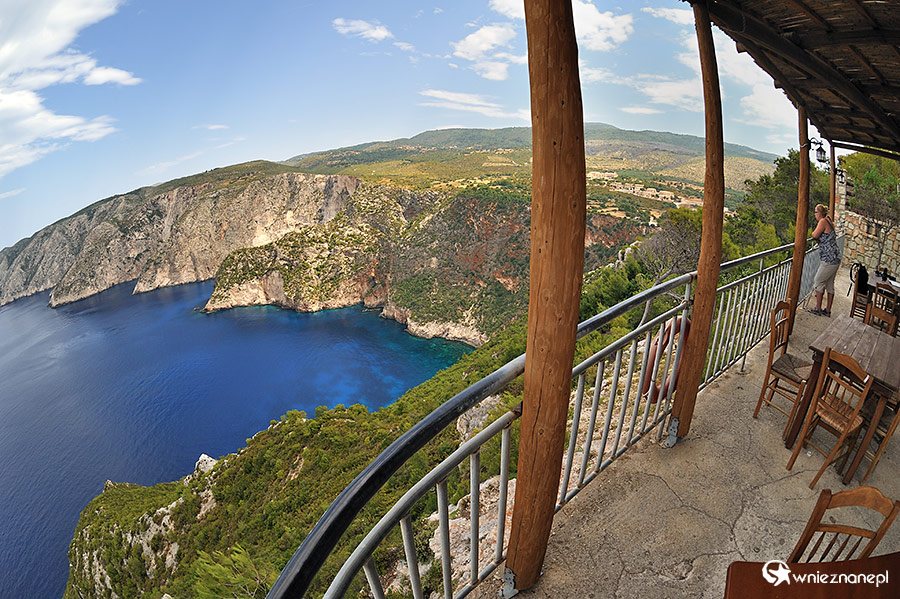 Zakynthos. Na brzegu klifu w Kambi zbudowano kilka tawern z tarasami widokowymi. - foto: wnieznane.pl Zakynthos. Na brzegu klifu w Kambi zbudowano kilka tawern z tarasami widokowymi. - foto: wnieznane.pl