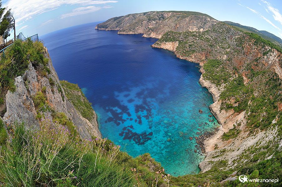 Zakynthos. Błękitna i granatowa woda oblewa zielone klify w Kambi. - foto: wnieznane.pl Zakynthos. Błękitna i granatowa woda oblewa zielone klify w Kambi. - foto: wnieznane.pl