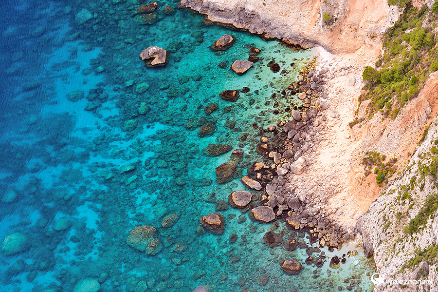 Zakynthos, Kambi. Co jakiś czas do wody spadają kamienie, tworząc malowniczy krajobraz. - foto: wnieznane.pl Zakynthos, Kambi. Co jakiś czas do wody spadają kamienie, tworząc malowniczy krajobraz. - foto: wnieznane.pl