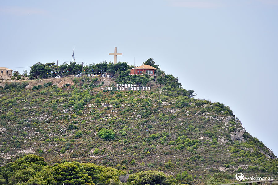 Zakynthos. Krzyż i tawerna na klifie w Kambi. - foto: wnieznane.pl Zakynthos. Krzyż i tawerna na klifie w Kambi. - foto: wnieznane.pl