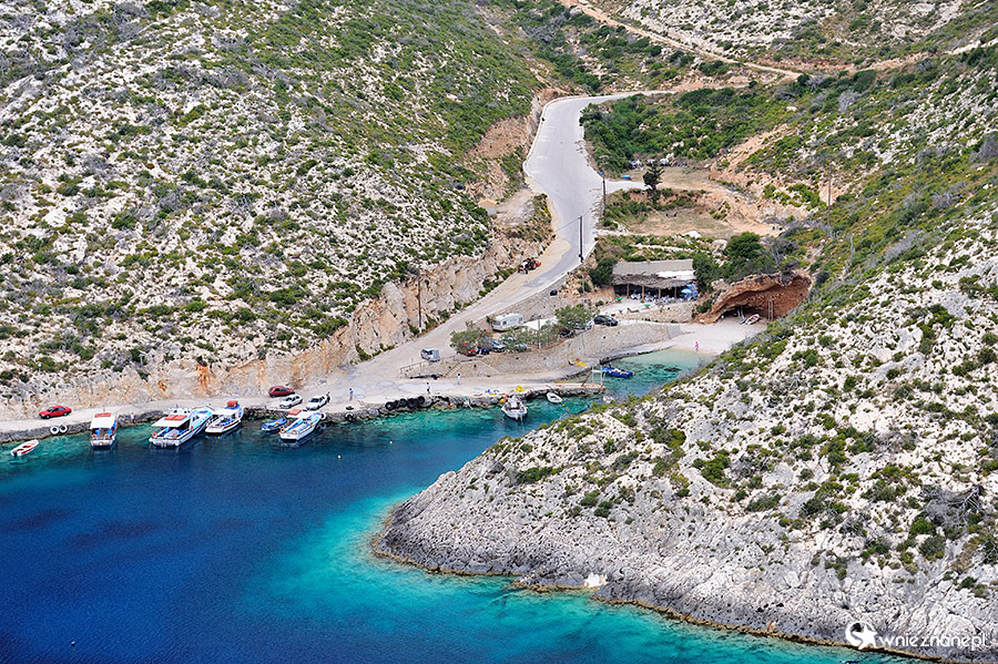 Zakynthos. Porto Vromi to dwie malutkie zatoczki, do których prowadzą dwie niełączące się ze sobą drogi. - foto: wnieznane.pl Zakynthos. Porto Vromi to dwie malutkie zatoczki, do których prowadzą dwie niełączące się ze sobą drogi. - foto: wnieznane.pl