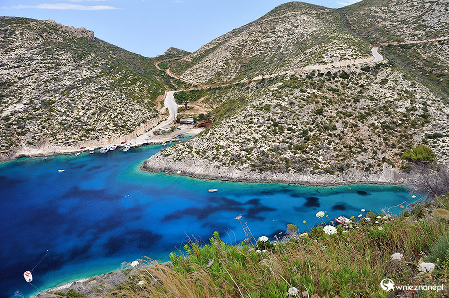 Zakynthos. Woda w zatoczkach Porto Vromi przybiera wspaniały niebieski kolor. - foto: wnieznane.pl Zakynthos. Woda w zatoczkach Porto Vromi przybiera wspaniały niebieski kolor. - foto: wnieznane.pl