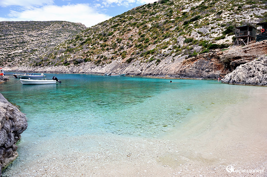 Zakynthos. Większa z zatoczek Porto Vromi. - foto: wnieznane.pl Zakynthos. Większa z zatoczek Porto Vromi. - foto: wnieznane.pl