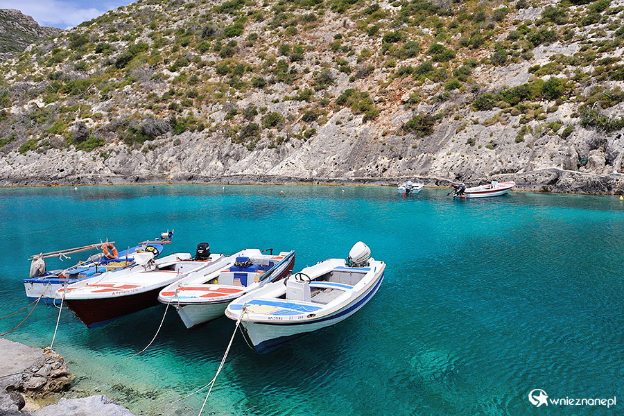 Zakynthos. Łódki czekające na turystów w Porto Vromi. - foto: wnieznane.pl Zakynthos. Łódki czekające na turystów w Porto Vromi. - foto: wnieznane.pl