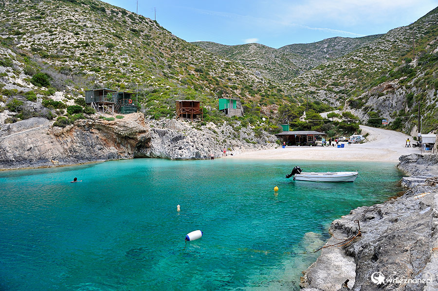 Zakynthos. Porto Vromi to malutkie plaże, miniaturowy porcik i budka z jedzeniem. - foto: wnieznane.pl Zakynthos. Porto Vromi to malutkie plaże, miniaturowy porcik i budka z jedzeniem. - foto: wnieznane.pl