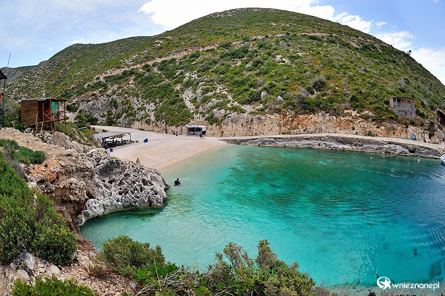 Zakynthos, Porto Vromi. Malutka plaża i zielono-niebieska zatoczka w otoczeniu gór. - foto: wnieznane.pl Zakynthos, Porto Vromi. Malutka plaża i zielono-niebieska zatoczka w otoczeniu gór. - foto: wnieznane.pl