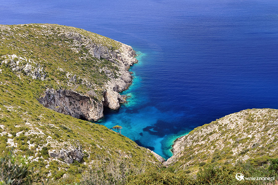 Zakynthos. Porto Vromi otaczają zielone góry. - foto: wnieznane.pl Zakynthos. Porto Vromi otaczają zielone góry. - foto: wnieznane.pl