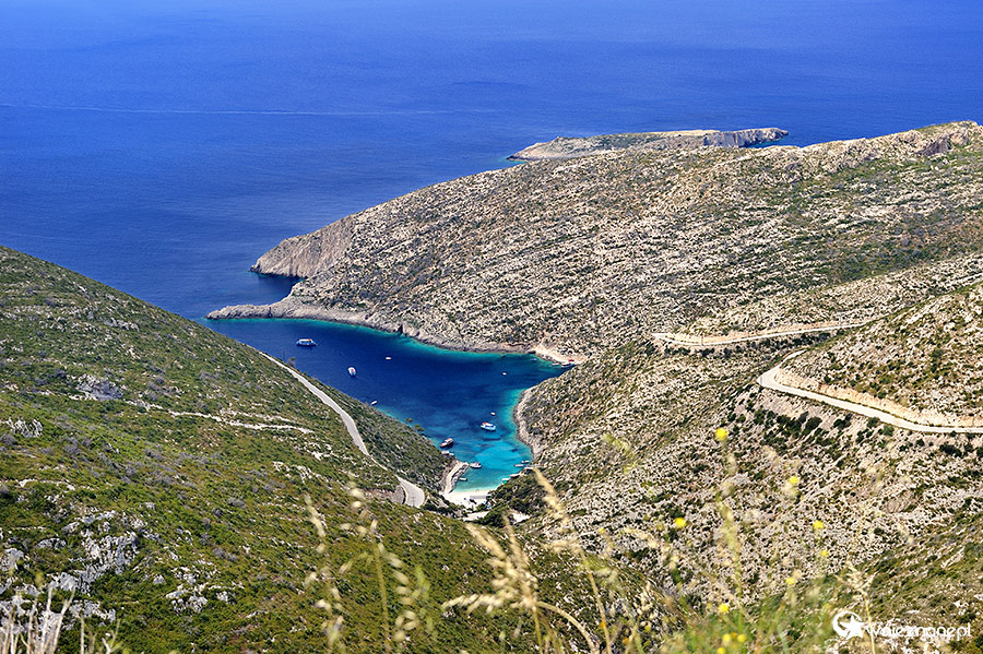 Zakynthos. Malutkie zatoczki Porto Vromi położone poniżej gór. - foto: wnieznane.pl Zakynthos. Malutkie zatoczki Porto Vromi położone poniżej gór. - foto: wnieznane.pl