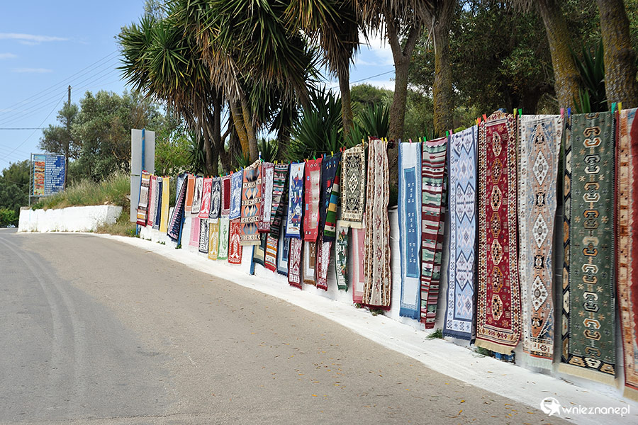 Zakynthos. W wielu wioskach na wyspie można kupić rękodzieło, m.in. dywany i chodniki. - foto: wnieznane.pl Zakynthos. W wielu wioskach na wyspie można kupić rękodzieło, m.in. dywany i chodniki. - foto: wnieznane.pl