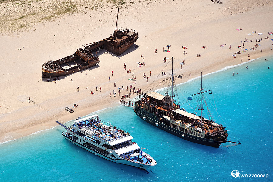 Zakynthos. Statek piracki cumuje w Zatoce Wraku. - foto: wnieznane.pl Zakynthos. Statek piracki cumuje w Zatoce Wraku. - foto: wnieznane.pl