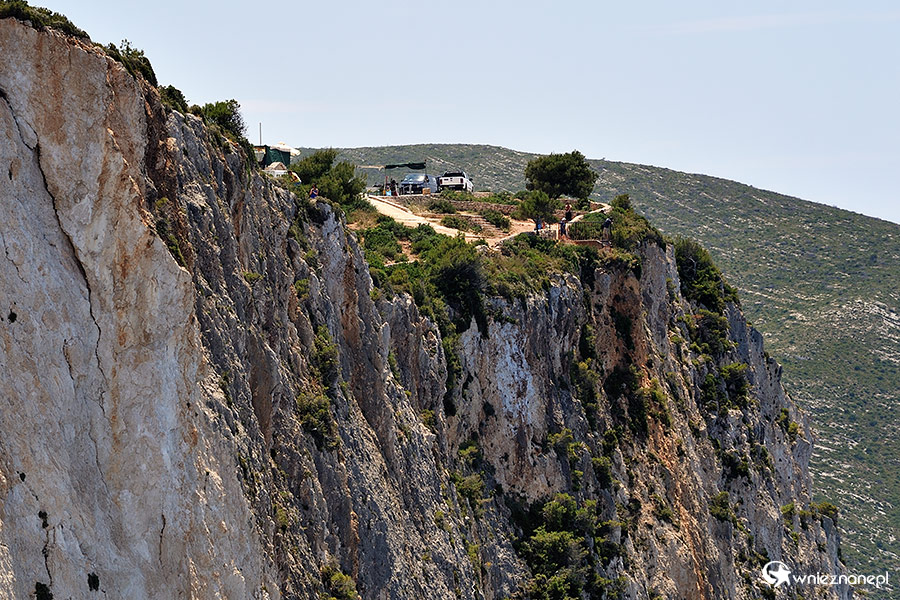 Zakynthos. Klif otaczający Zatokę Wraku. - foto: wnieznane.pl Zakynthos. Klif otaczający Zatokę Wraku. - foto: wnieznane.pl