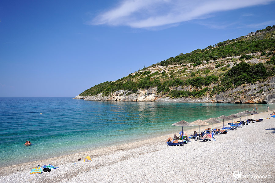 Zakynthos. Plaża Makris Gialos jest kamienista, a woda szybko robi się głęboka. - foto: wnieznane.pl Zakynthos. Plaża Makris Gialos jest kamienista, a woda szybko robi się głęboka. - foto: wnieznane.pl