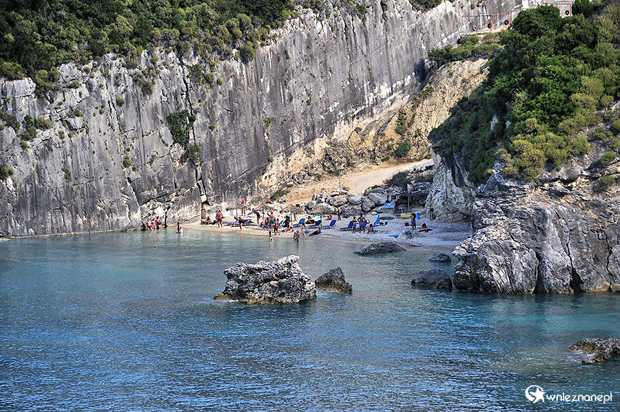 Zakynthos. Plaża Xigia przyciąga tylko najwytrwalszych, którym nie przeszkadza unoszący się dookoła zapach siarki. - foto: wnieznane.pl Zakynthos. Plaża Xigia przyciąga tylko najwytrwalszych, którym nie przeszkadza unoszący się dookoła zapach siarki. - foto: wnieznane.pl