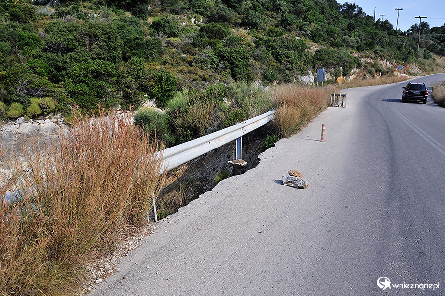 Zakynthos. Zapadnięta droga przy zjeździe na Xigię. - foto: wnieznane.pl Zakynthos. Zapadnięta droga przy zjeździe na Xigię. - foto: wnieznane.pl