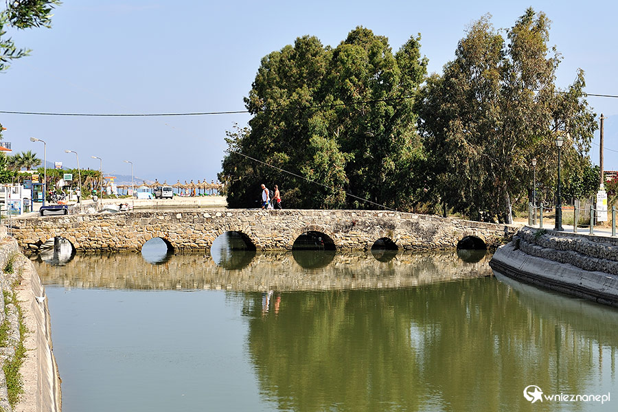 Zakynthos. Zabytkowy most Pentacamaro nad rzeką Skourtis. - foto: wnieznane.pl Zakynthos. Zabytkowy most Pentacamaro nad rzeką Skourtis. - foto: wnieznane.pl