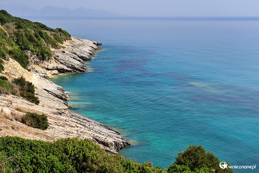 Zakynthos. Skaliste wybrzeże niedaleko plaży Xigia. - foto: wnieznane.pl Zakynthos. Skaliste wybrzeże niedaleko plaży Xigia. - foto: wnieznane.pl