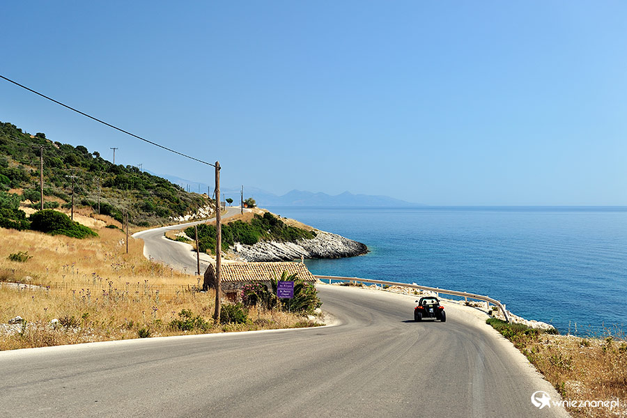 Zakynthos. Droga poprowadzona przy brzegu morza, a obok kościółek Agios Petros z X w. - foto: wnieznane.pl Zakynthos. Droga poprowadzona przy brzegu morza, a obok kościółek Agios Petros z X w. - foto: wnieznane.pl