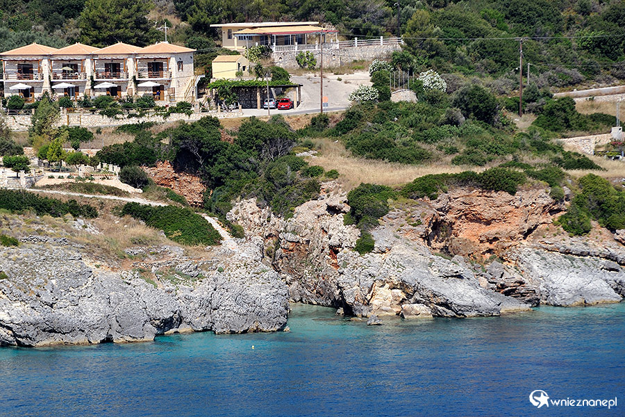 Zakynthos. Ukryte między skałami zejście do wody w Makris Gialos. - foto: wnieznane.pl Zakynthos. Ukryte między skałami zejście do wody w Makris Gialos. - foto: wnieznane.pl