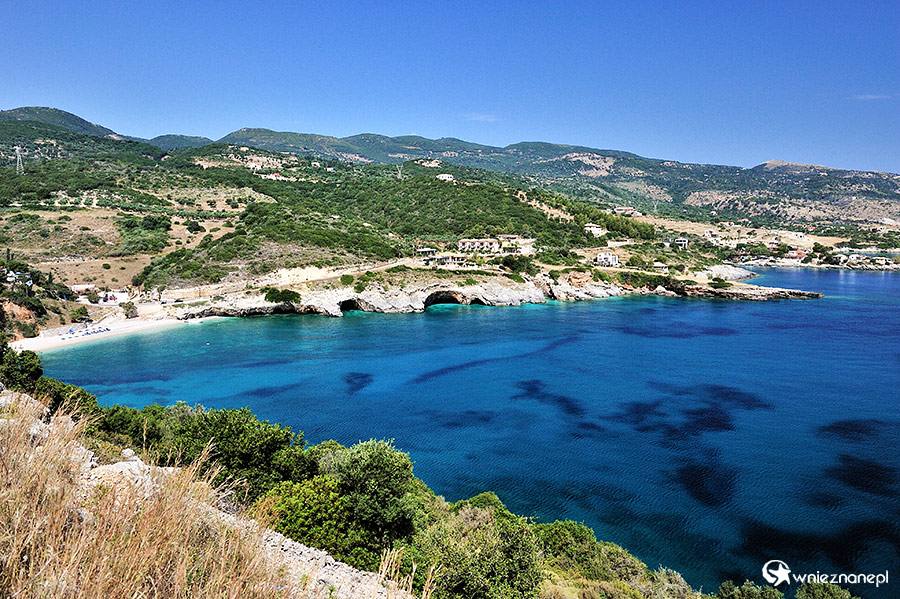 Zakynthos. Woda w Makris Gialos przybiera piękny niebieski kolor. - foto: wnieznane.pl Zakynthos. Woda w Makris Gialos przybiera piękny niebieski kolor. - foto: wnieznane.pl