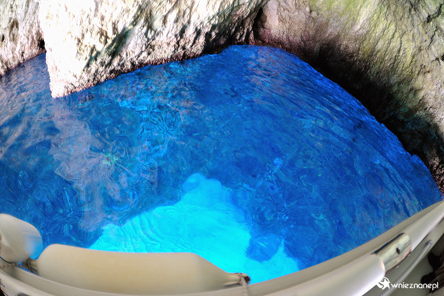 Zakynthos. Woda w Błękitnych Grotach Skinari naprawdę jest błękitna. - foto: wnieznane.pl Zakynthos. Woda w Błękitnych Grotach Skinari naprawdę jest błękitna. - foto: wnieznane.pl