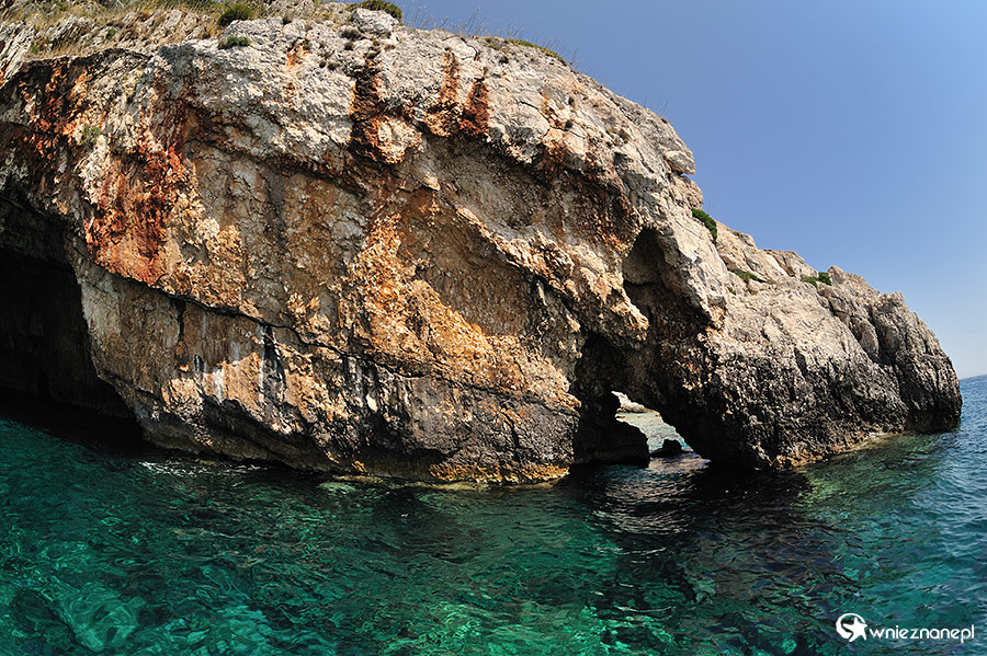 Zakynthos. Wybrzeże między Agios Nikolaos i Skinari pełne jest grot i łuków skalnych, oblanych krystaliczną wodą. - foto: wnieznane.pl Zakynthos. Wybrzeże między Agios Nikolaos i Skinari pełne jest grot i łuków skalnych, oblanych krystaliczną wodą. - foto: wnieznane.pl