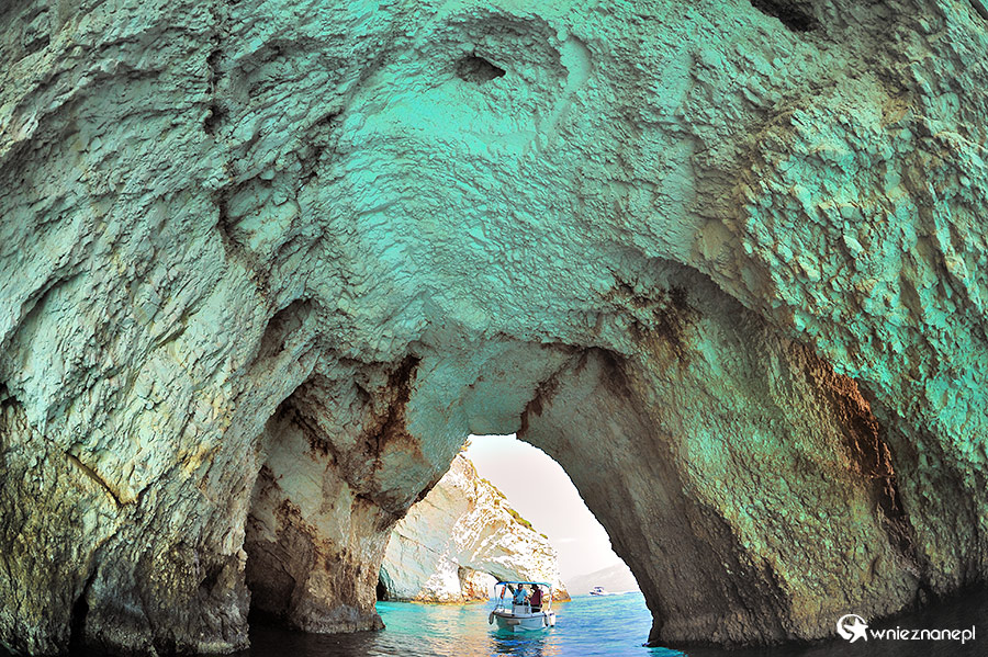 Zakynthos. Błękitne refleksy na jasnych skałach. - foto: wnieznane.pl Zakynthos. Błękitne refleksy na jasnych skałach. - foto: wnieznane.pl