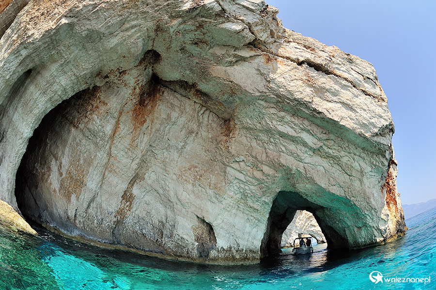 Zakynthos. Wybrzeże między Agios Nikolaos i Skinari pełne jest grot i łuków skalnych, oblanych krystaliczną wodą. - foto: wnieznane.pl Zakynthos. Wybrzeże między Agios Nikolaos i Skinari pełne jest grot i łuków skalnych, oblanych krystaliczną wodą. - foto: wnieznane.pl