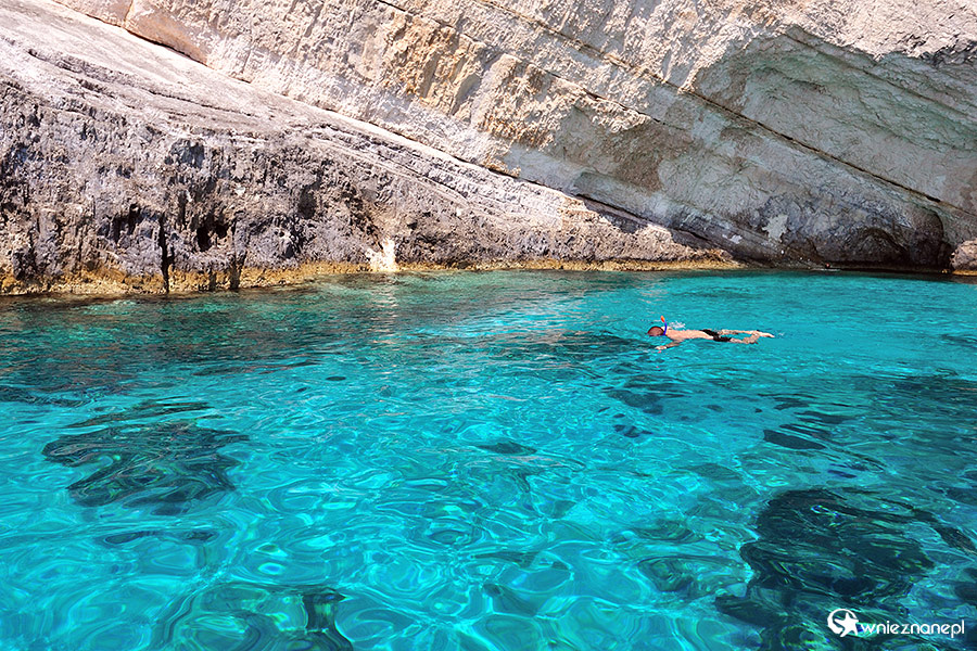 Zakynthos. Krystaliczna błękitna i bardzo głęboka woda w okolicy Skinari. - foto: wnieznane.pl Zakynthos. Krystaliczna błękitna i bardzo głęboka woda w okolicy Skinari. - foto: wnieznane.pl