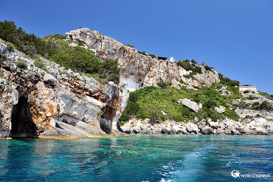 Zakynthos. Wspaniały krajobraz Skinari. Na szczycie klifu wiatraki i tawerna. - foto: wnieznane.pl Zakynthos. Wspaniały krajobraz Skinari. Na szczycie klifu wiatraki i tawerna. - foto: wnieznane.pl