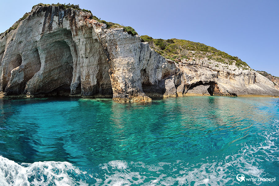Zakynthos. Wybrzeże między Agios Nikolaos i Skinari pełne jest grot i łuków skalnych, oblanych krystaliczną wodą. - foto: wnieznane.pl Zakynthos. Wybrzeże między Agios Nikolaos i Skinari pełne jest grot i łuków skalnych, oblanych krystaliczną wodą. - foto: wnieznane.pl