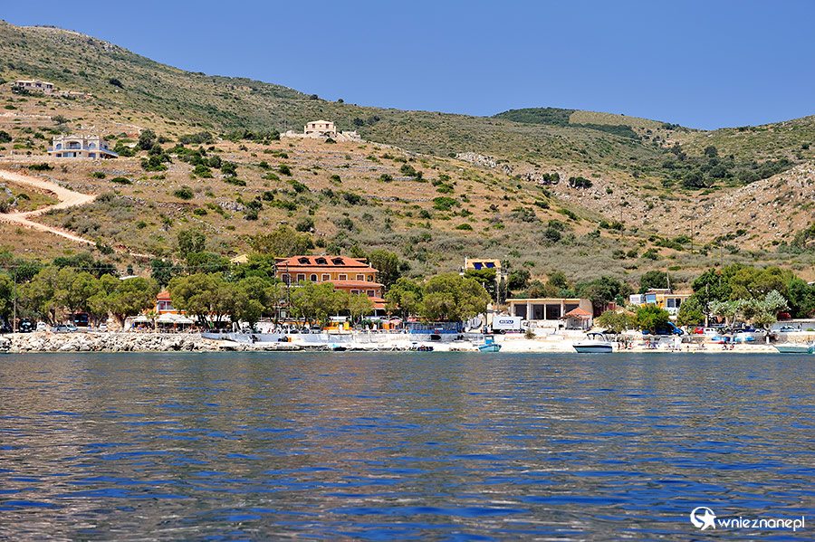 Zakynthos. Port Agios Nikolaos widziany od strony morza. - foto: wnieznane.pl Zakynthos. Port Agios Nikolaos widziany od strony morza. - foto: wnieznane.pl