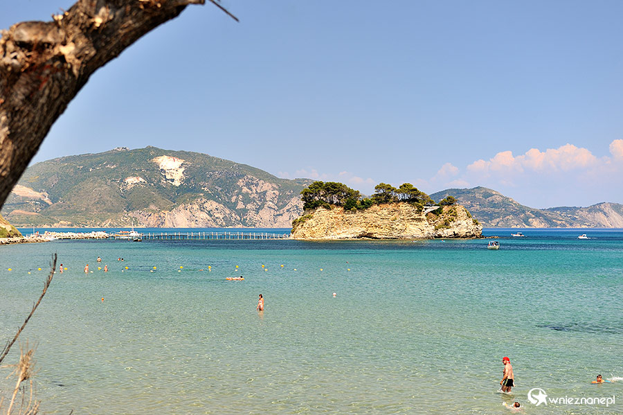 Zakynthos. Płytka, błękitna woda oblewa wyspę Agios Sostis. - foto: wnieznane.pl Zakynthos. Płytka, błękitna woda oblewa wyspę Agios Sostis. - foto: wnieznane.pl