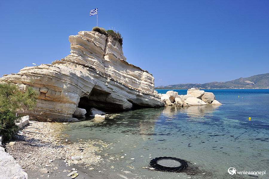 Zakynthos. Efektowne skały w porcie Agios Sostis. - foto: wnieznane.pl Zakynthos. Efektowne skały w porcie Agios Sostis. - foto: wnieznane.pl