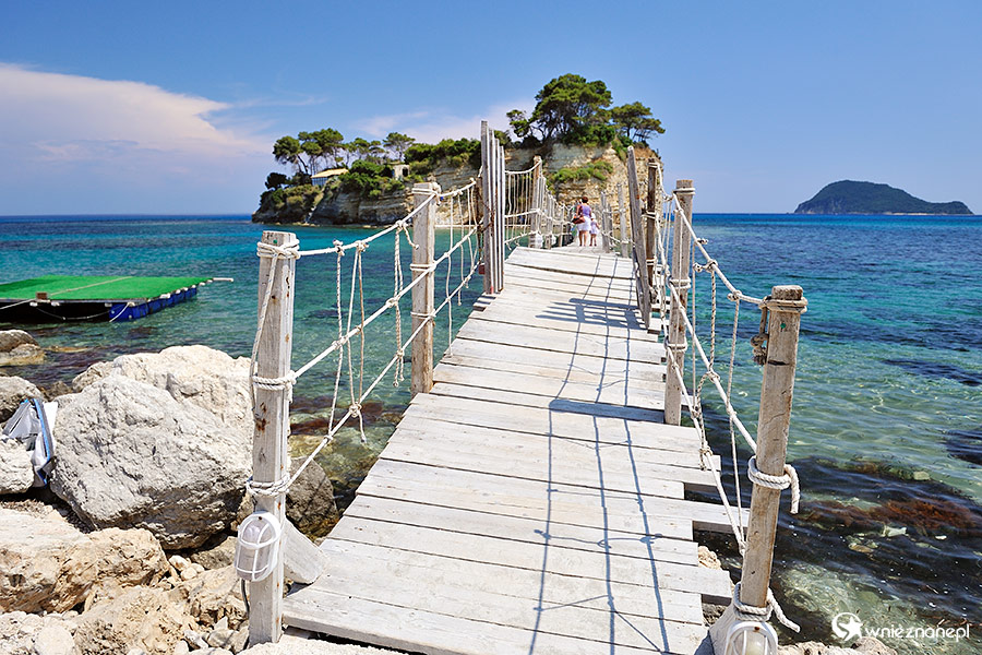 Zakynthos. Drewniany, przechylony przez morskie prądy most prowadzi na Agios Sostis. - foto: wnieznane.pl Zakynthos. Drewniany, przechylony przez morskie prądy most prowadzi na Agios Sostis. - foto: wnieznane.pl