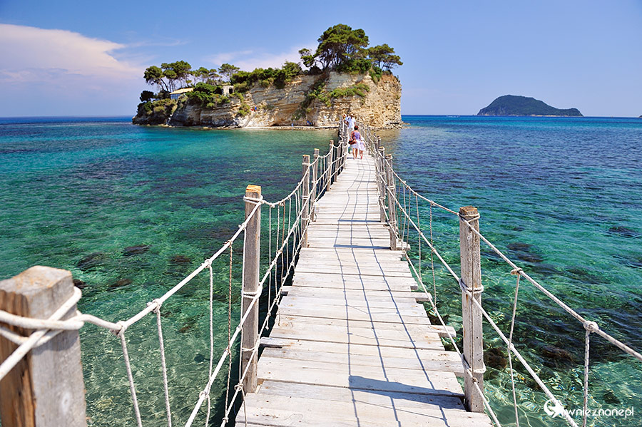 Zakynthos. Tym mostem na wyspę Agios Sostis dostarczane jest zaopatrzenie do tamtejszego baru. - foto: wnieznane.pl Zakynthos. Tym mostem na wyspę Agios Sostis dostarczane jest zaopatrzenie do tamtejszego baru. - foto: wnieznane.pl