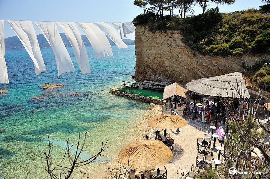 Zakynthos. Plaża na Agios Sostis, gdzie akurat odbywa się przyjęcie weselne. - foto: wnieznane.pl Zakynthos. Plaża na Agios Sostis, gdzie akurat odbywa się przyjęcie weselne. - foto: wnieznane.pl