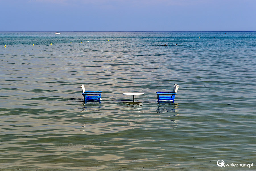 Zakynthos. Obiad bezpośrednio przy plaży to standard, ale jedzenie i kąpiel jednocześnie to naprawdę ciekawy pomysł. - foto: wnieznane.pl Zakynthos. Obiad bezpośrednio przy plaży to standard, ale jedzenie i kąpiel jednocześnie to naprawdę ciekawy pomysł. - foto: wnieznane.pl