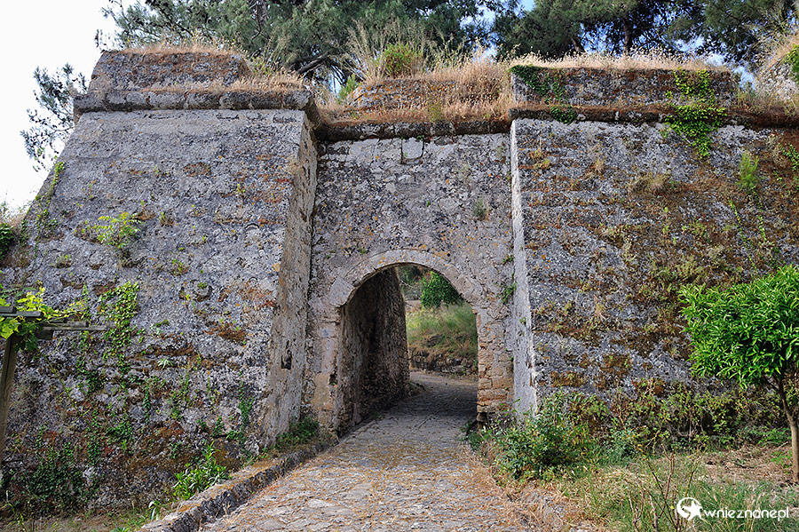 Zakynthos. Ruiny twierdzy Bohali, górującej nad stolicą wyspy, Zante. - foto: wnieznane.pl Zakynthos. Ruiny twierdzy Bohali, górującej nad stolicą wyspy, Zante. - foto: wnieznane.pl