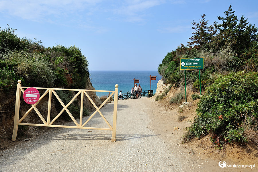 Zakynthos. Wejście na plażę Gerakas, stanowiącą fragment Parku Morskiego. Tutaj składają jaja żółwie Caretta caretta. - foto: wnieznane.pl Zakynthos. Wejście na plażę Gerakas, stanowiącą fragment Parku Morskiego. Tutaj składają jaja żółwie Caretta caretta. - foto: wnieznane.pl