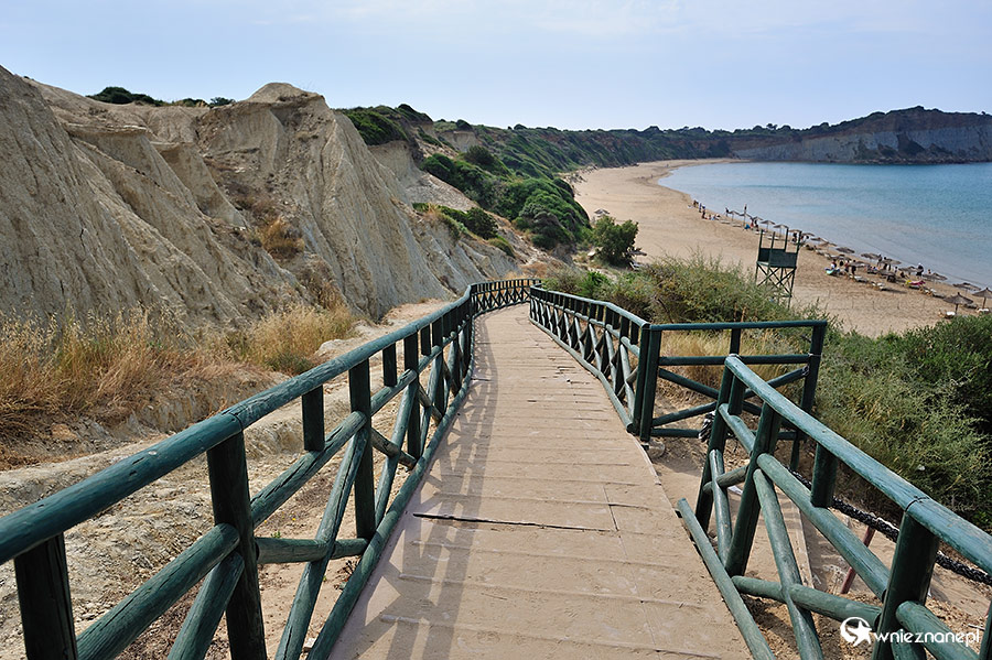 Zakynthos. Na plażę Gerakas schodzi się po drewnianym podeście. - foto: wnieznane.pl Zakynthos. Na plażę Gerakas schodzi się po drewnianym podeście. - foto: wnieznane.pl