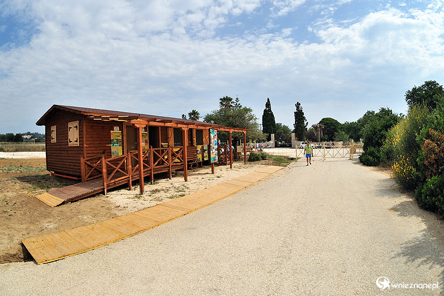 Zakynthos. Wejście na plażę Gerakas podlega pewnym ograniczeniom, a nad wszystkim czuwają wolontariusze. - foto: wnieznane.pl Zakynthos. Wejście na plażę Gerakas podlega pewnym ograniczeniom, a nad wszystkim czuwają wolontariusze. - foto: wnieznane.pl