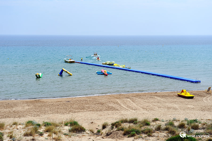 Zakynthos. Banana Beach to długa piaszczysta plaża słynąca z szerokiej oferty sportów wodnych. - foto: wnieznane.pl Zakynthos. Banana Beach to długa piaszczysta plaża słynąca z szerokiej oferty sportów wodnych. - foto: wnieznane.pl
