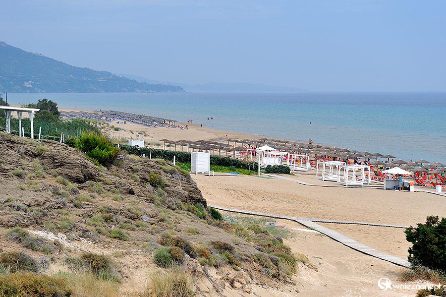 Zakynthos. Banana Beach to długa piaszczysta plaża słynąca z szerokiej oferty sportów wodnych. - foto: wnieznane.pl Zakynthos. Banana Beach to długa piaszczysta plaża słynąca z szerokiej oferty sportów wodnych. - foto: wnieznane.pl