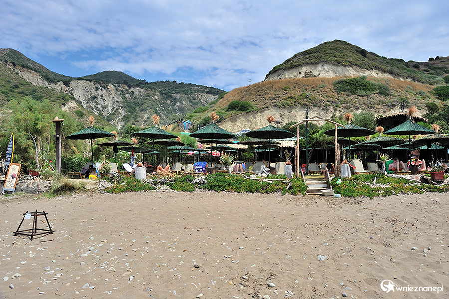 Zakynthos. Dafni Beach to jedna z plaż, na których żółwie składają jaja. Jest trudno dostępna i dzięki temu mniej skażona masową turystyką. - foto: wnieznane.pl Zakynthos. Dafni Beach to jedna z plaż, na których żółwie składają jaja. Jest trudno dostępna i dzięki temu mniej skażona masową turystyką. - foto: wnieznane.pl