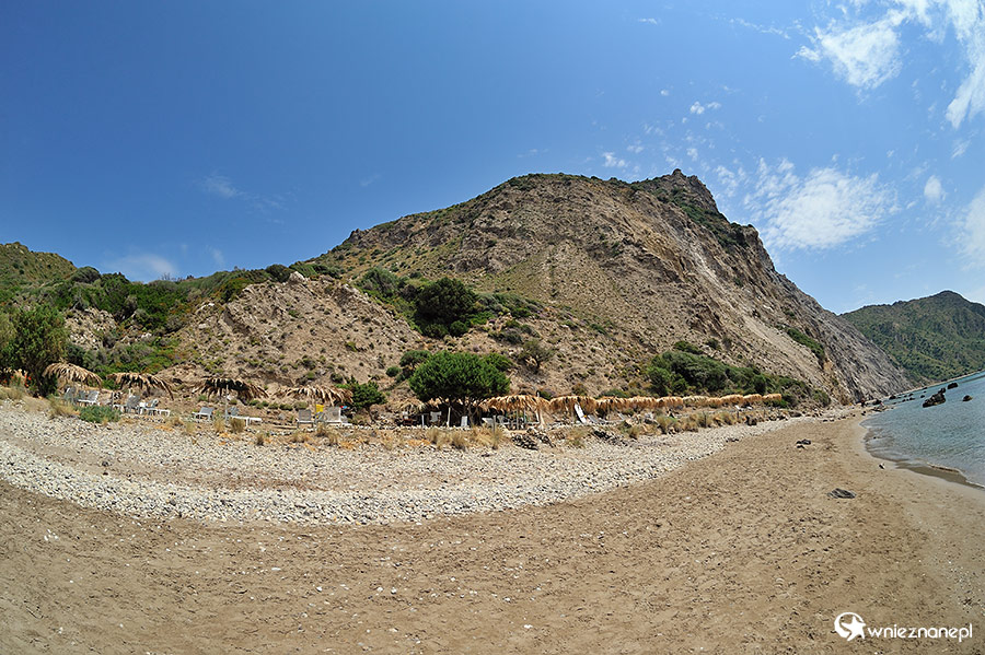 Zakynthos. Dafni Beach to jedna z plaż, na których żółwie składają jaja. Jest trudno dostępna i dzięki temu mniej skażona masową turystyką. - foto: wnieznane.pl Zakynthos. Dafni Beach to jedna z plaż, na których żółwie składają jaja. Jest trudno dostępna i dzięki temu mniej skażona masową turystyką. - foto: wnieznane.pl