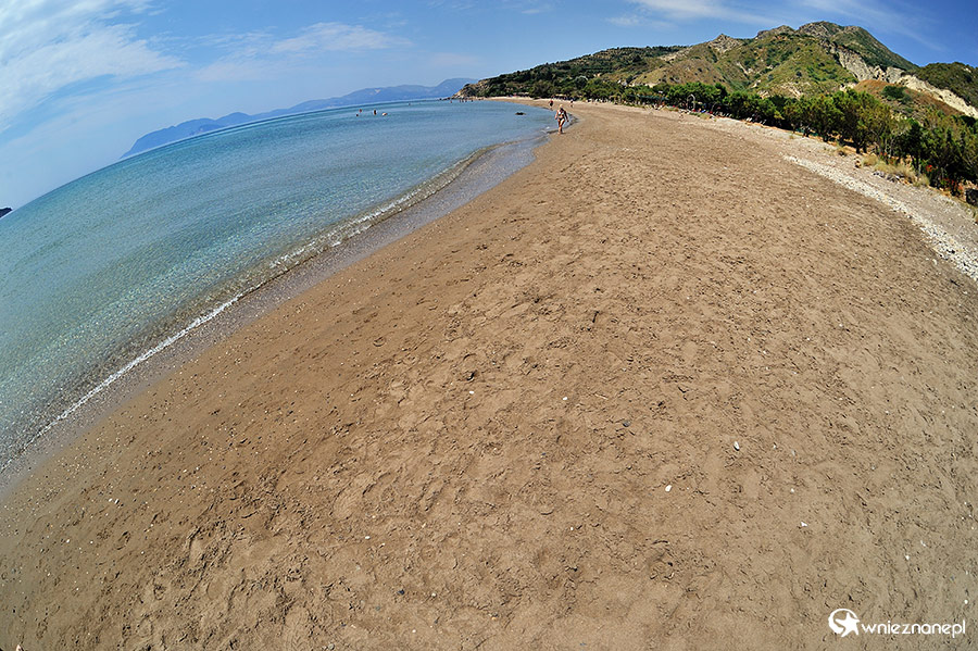 Zakynthos. Dafni Beach to jedna z plaż, na których żółwie składają jaja. Jest trudno dostępna i dzięki temu mniej skażona masową turystyką. - foto: wnieznane.pl Zakynthos. Dafni Beach to jedna z plaż, na których żółwie składają jaja. Jest trudno dostępna i dzięki temu mniej skażona masową turystyką. - foto: wnieznane.pl