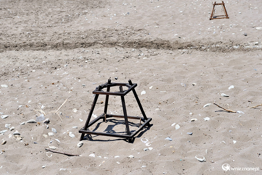 Zakynthos, Dafni Beach. Miejsca, gdzie żółwie złożyły jaja są oznaczone i odgrodzone. - foto: wnieznane.pl Zakynthos, Dafni Beach. Miejsca, gdzie żółwie złożyły jaja są oznaczone i odgrodzone. - foto: wnieznane.pl