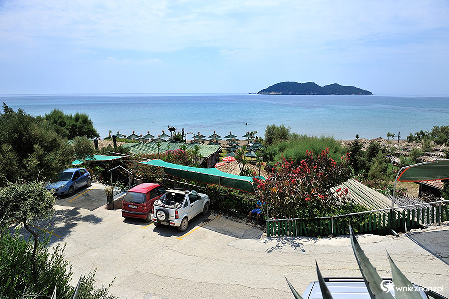 Zakynthos. Na plażę Dafni wchodzi się przez teren tawerny. - foto: wnieznane.pl Zakynthos. Na plażę Dafni wchodzi się przez teren tawerny. - foto: wnieznane.pl