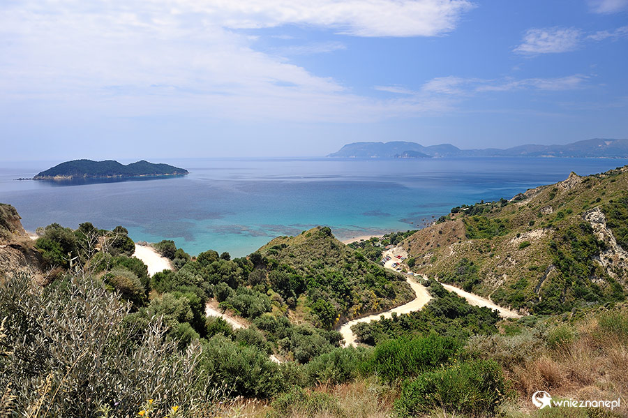 Zakynthos. Do plaży Dafni prowadzi szutrowa droga, która w dolnej części się rozwidla. - foto: wnieznane.pl Zakynthos. Do plaży Dafni prowadzi szutrowa droga, która w dolnej części się rozwidla. - foto: wnieznane.pl