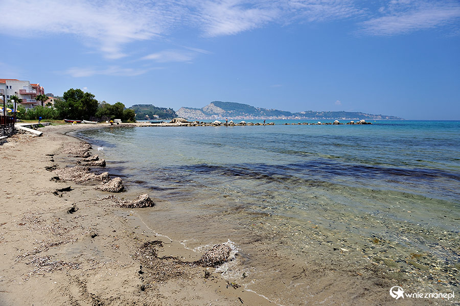 Zakynthos. Wąska i nieciekawa plaża w Argassi. - foto: wnieznane.pl Zakynthos. Wąska i nieciekawa plaża w Argassi. - foto: wnieznane.pl